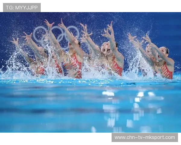 花样游泳队成套动作衔接顺畅，整体表现更具连贯性